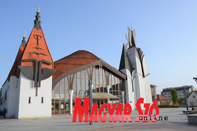A lendvai Zala György teret a Színház és Hangversenyterem uralja (Fotó: Paraczky László) A lendvai Zala György teret a Színház és Hangversenyterem uralja (Fotó: Paraczky László)