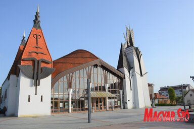 A lendvai Zala György teret a Színház és Hangversenyterem uralja (Fotó: Paraczky László)