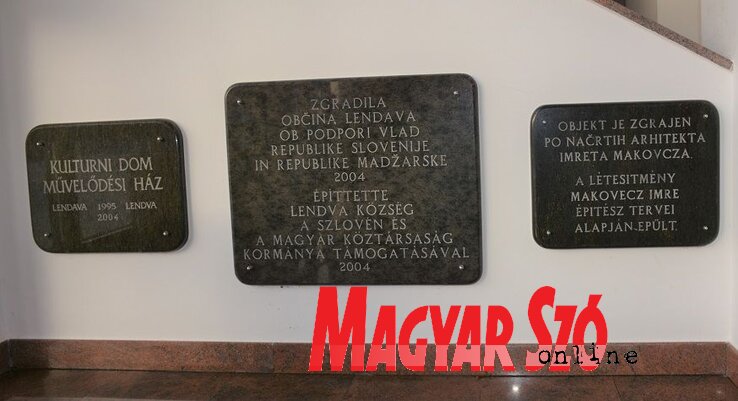 Mindent ír szlovénul is, magyarul is (Fotó: Paraczky László) Mindent ír szlovénul is, magyarul is (Fotó: Paraczky László)