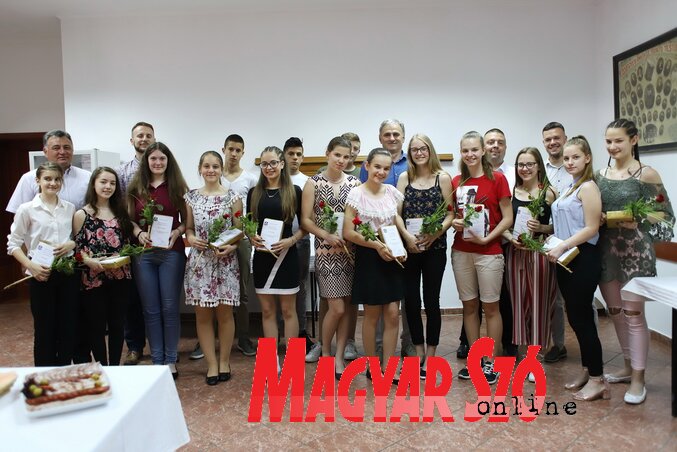 A kishegyesi község legjobb diákjai és az önkormányzat vezetősége (Lakatos János felvétele)