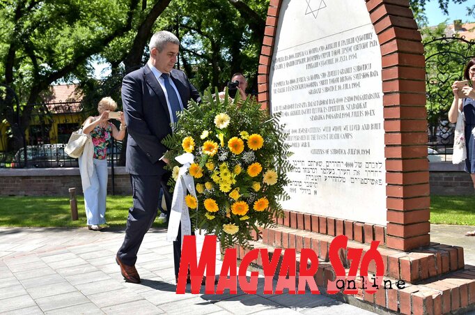 Bogdan Laban elhelyezi a kegyelet virágait az emlékműnél (Gergely Árpád felvétele)