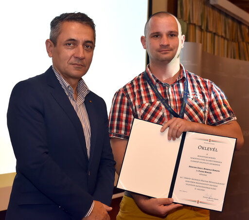 A Pannon RTV nevében Kozma Zoltán programigazgató köszönte meg a televíziós kategória második díját, amelyet Potápi Árpád János államtitkár adott át A Pannon RTV nevében Kozma Zoltán programigazgató köszönte meg a televíziós kategória második díját, amelyet Potápi Árpád János államtitkár adott át
