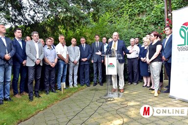 A Vajdasági Magyar Szövetség tanácsának és alapítóinak képviselői (Fotó: Gergely Árpád)