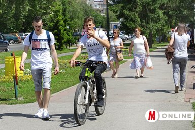 A járdán sincsenek biztonságban a gyalogosok (Góbor Béla felvétele)
