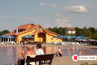 A strandidény kezdetén világos lila árnyalatban várja a vendégeket a pacséri gyógyvizes tófürdő (Kazinczy Paszterkó Diana felvétele)