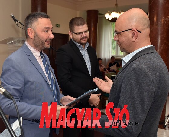 Predrag Vuletić átadja a támogatási szerződést Majláth Bélának (Ótos András felvétele)