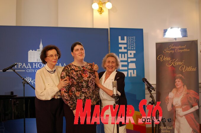 Svjetlana Đokić mezzoszoprán (a középen), aki a verseny nagydíját érdemelte ki, Radmila Bakočević és Vitkay Kovács Vera híres operaprimadonnák társaságában Svjetlana Đokić mezzoszoprán (a középen), aki a verseny nagydíját érdemelte ki, Radmila Bakočević és Vitkay Kovács Vera híres operaprimadonnák társaságában
