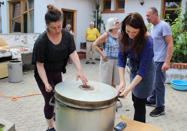 Lezárják a rakukemencét, és indulhat az égetés