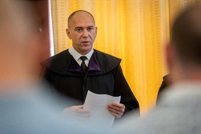 Mezőlaki Erik bíró ítéletet hirdet (Fotó: MTI)