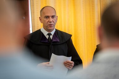 Mezőlaki Erik bíró ítéletet hirdet (Fotó: MTI)