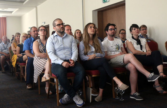 A fiatal vállalkozók egy csoportja, Jónás László az első sorban (Fotó: MTI)) A fiatal vállalkozók egy csoportja, Jónás László az első sorban (Fotó: MTI))