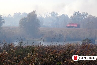 A szél nehezíti a tűzoltók munkáját (Kecskés István felvétele)