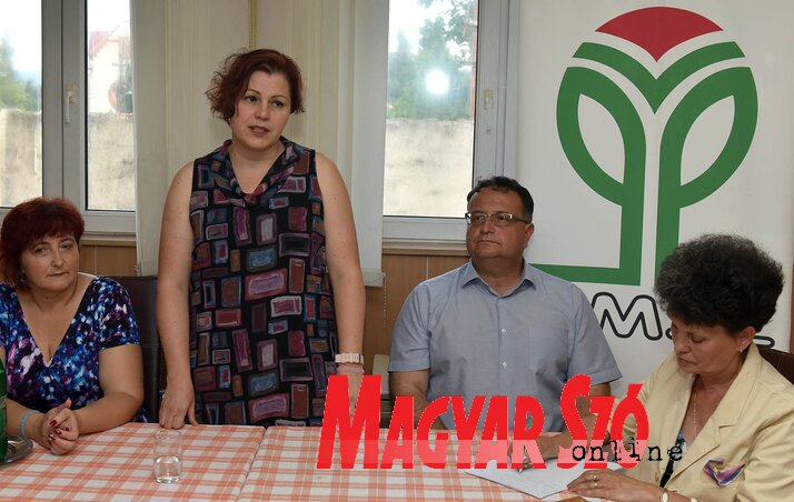 Az újvidéki pártszervezet új vezetősége: Ladisity Melinda, Vicsek Annamária és Kiss Gyula (Ótos András felvétele) Az újvidéki pártszervezet új vezetősége: Ladisity Melinda, Vicsek Annamária és Kiss Gyula (Ótos András felvétele)