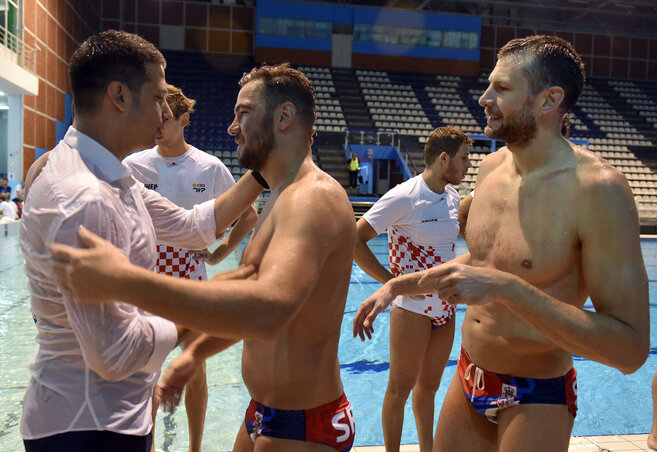 A játékosoknak egykori csapattársuk, Vanja Udovičić sportminiszter is gratulált (Ótos András felvétele) A játékosoknak egykori csapattársuk, Vanja Udovičić sportminiszter is gratulált (Ótos András felvétele)