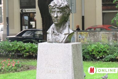 Danilo Kiš szobra a Városháza mögötti téren (Fotó: Patyi Szilárd)