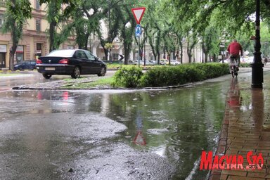 A hirtelen lezúduló csapadék a közlekedést is megnehezítette (Fotó: Patyi Szilárd)