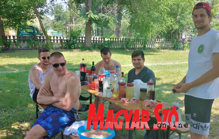 Akcióban a magyarkanizsai fiúk (Jenei Klementína felvétele) Akcióban a magyarkanizsai fiúk (Jenei Klementína felvétele)