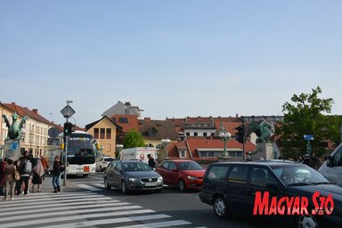 Nagy a forgalom a sárkányok hídján (Paraczky László felvétele)
