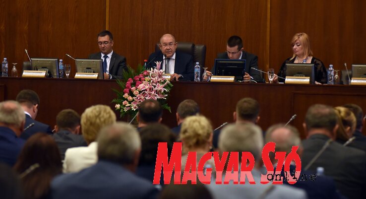 A zárszámadás mellett a tartományi intézmények pénzügyi jelentéseit is megvitatták (Ótos András felvétele) A zárszámadás mellett a tartományi intézmények pénzügyi jelentéseit is megvitatták (Ótos András felvétele)