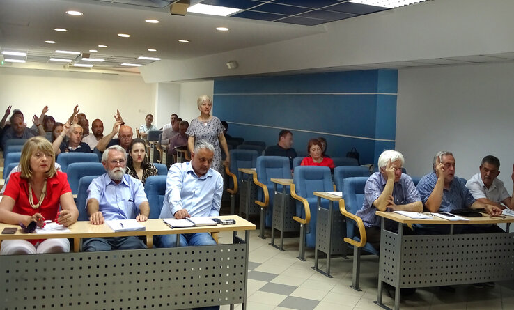 Munkában a képviselő-testület tagjai, a nyár kezdetén kissé foghíjas összetételben (Fotó: Góbor Béla)