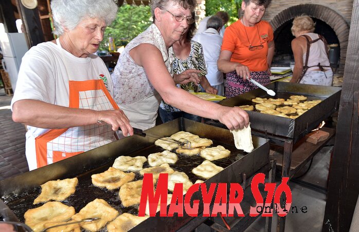 Ezerötszáz lángos fogyott el (Gergely Árpád felvétele)