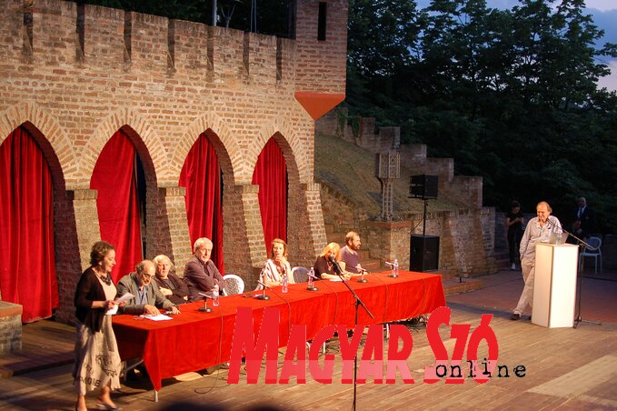 Svetlana Bojković, Voja Brajović, Zijah Sokolović, Miodrag Krivokapić, Jelena Đulvezan, Milena Zupančič, Ozren Grabarić és Svetozar Cvetković (Bozsoki Valéria felvétele) Svetlana Bojković, Voja Brajović, Zijah Sokolović, Miodrag Krivokapić, Jelena Đulvezan, Milena Zupančič, Ozren Grabarić és Svetozar Cvetković (Bozsoki Valéria felvétele)