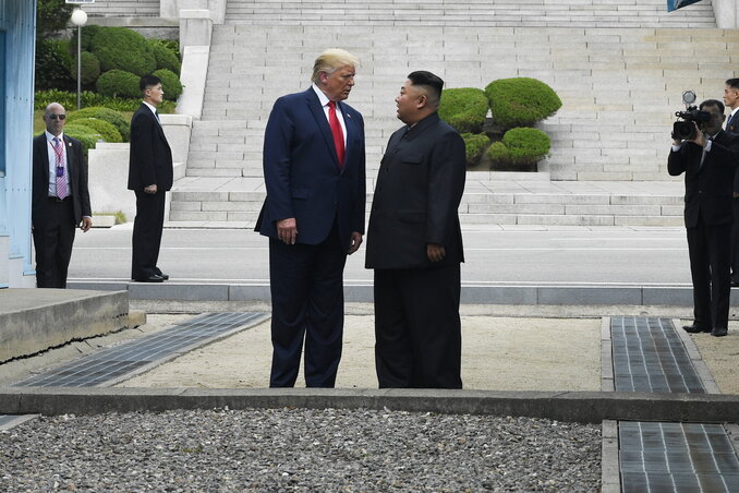 Donald Trump és Kim Dzsong Un, miután átlépték a téglaszegéllyel jelzett határt (Fotó:Beta/AP/Wang Jingqiang)