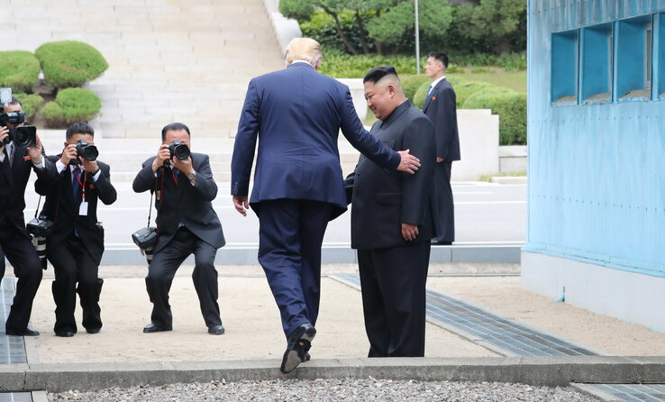 A történelmi lépés: Donald Trump Kim Dzsong Un invitálására Észak-Korea területére lép (Fotó: Beta/AP/Wang Jingqiang)