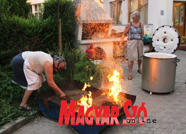 Redukciós égetés, amikor a kemencéből kivett, felhevült kerámiát fűrészporba rakják (Szabó Nóra felvétele) Redukciós égetés, amikor a kemencéből kivett, felhevült kerámiát fűrészporba rakják (Szabó Nóra felvétele)