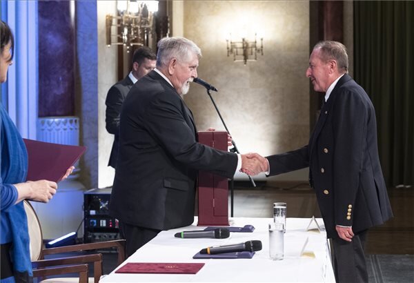 Kásler Miklós átadja a Semmelweis-díjat Kollár Lajosnak (Fotó: MTI)