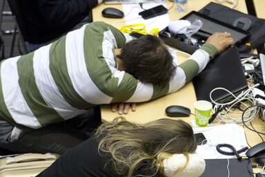 A csúcsról tudósító újságírók is kidőltek (Fotó: AP via Beta)