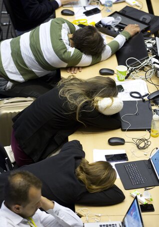 A csúcsról tudósító újságírók is kidőltek (Fotó: AP via Beta) A csúcsról tudósító újságírók is kidőltek (Fotó: AP via Beta)