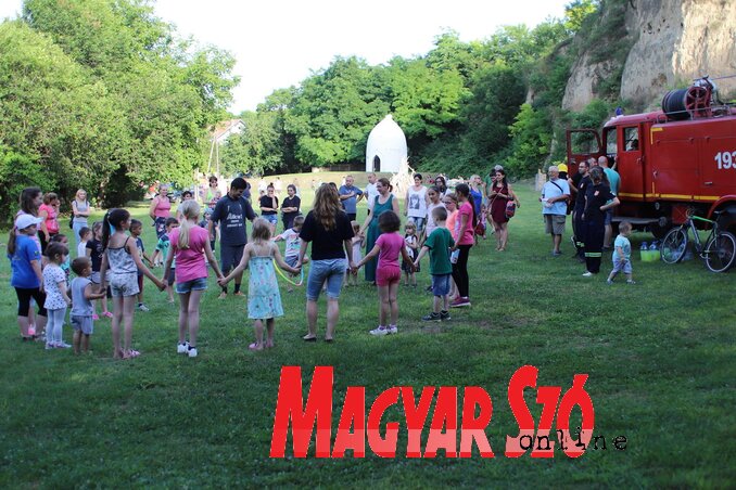 Vidám Szent Iván-napi körtánc (Lakatos János felvétele)