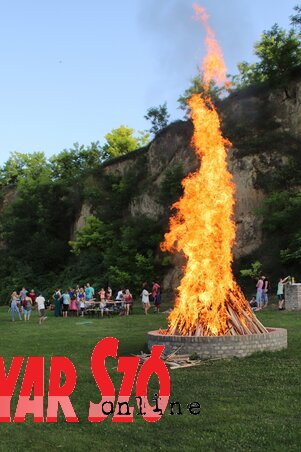 Ezt a tábortüzet senki sem ugrotta át, viszont szalonnát sütöttek rajta (Lakatos János felvétele)