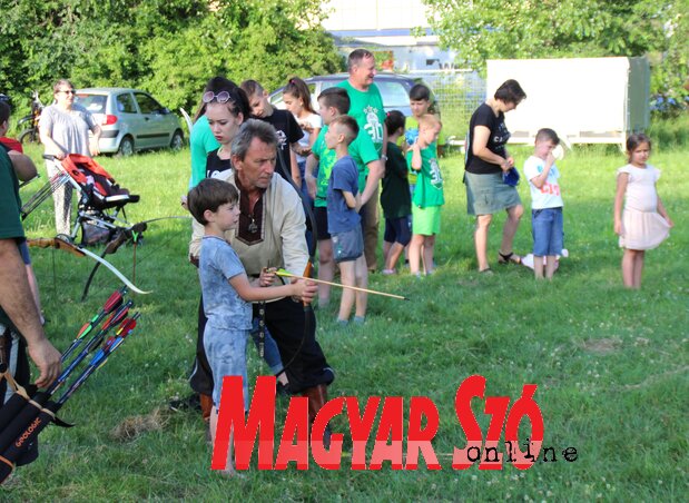 A legkisebbek is kipróbálhatták az íjakat (Tóth Péter felvétele) A legkisebbek is kipróbálhatták az íjakat (Tóth Péter felvétele)
