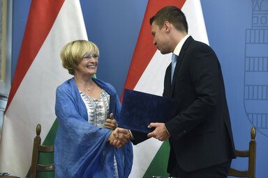 Havas Ágnes, a Magyar Nemzeti Filmalap vezérigazgatója és Menczer Tamás tájékoztatásért és Magyarország nemzetközi megjelenítéséért felelős államtitkár kezet fog, miután együttműködési megállapodást írtak alá a magyar kulturális diplomáciai hálózat éves konferenciáján (Fotó: MTI/Bruzák Noémi)