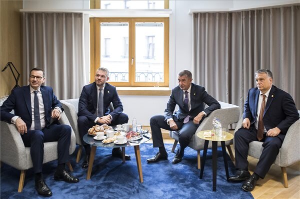 A visegrádi országok vezetői egyeztetnek az ülés előtt (Fotó: MTI) A visegrádi országok vezetői egyeztetnek az ülés előtt (Fotó: MTI)