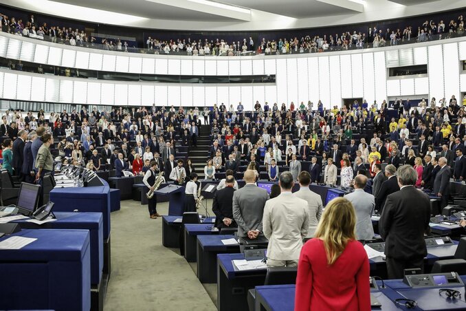 A képviselők az Örömódát hallgattják az EP alakuló ülésének elején (Fotó: AP via Beta)