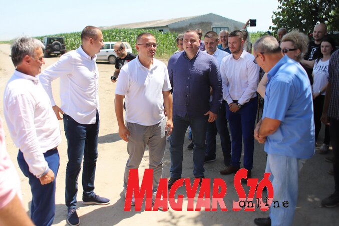 Nedimovićot és Radojevićet fogadják a községbeli vállalkozók, mezőgazdasági termelők (Lakatos János felvétele)