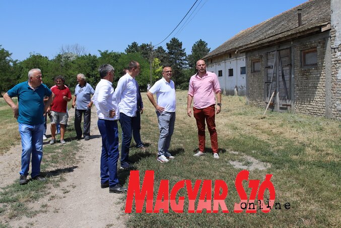 Milo Ljutica házigazda beszél a farmról és a gazdaságról (Lakatos János felvétele) Milo Ljutica házigazda beszél a farmról és a gazdaságról (Lakatos János felvétele)