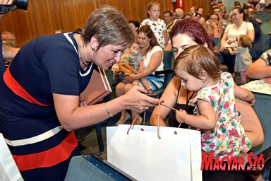 Jerasz Anikó átadja az ajándékcsomagot az egyik családnak  (Fotó: Gergely Árpád)