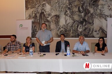 A Prosperitati Alapítvány munkatársai az aktuális kiírásokról is tájékoztatták az érdeklődők (Szögi Csaba felvétele)