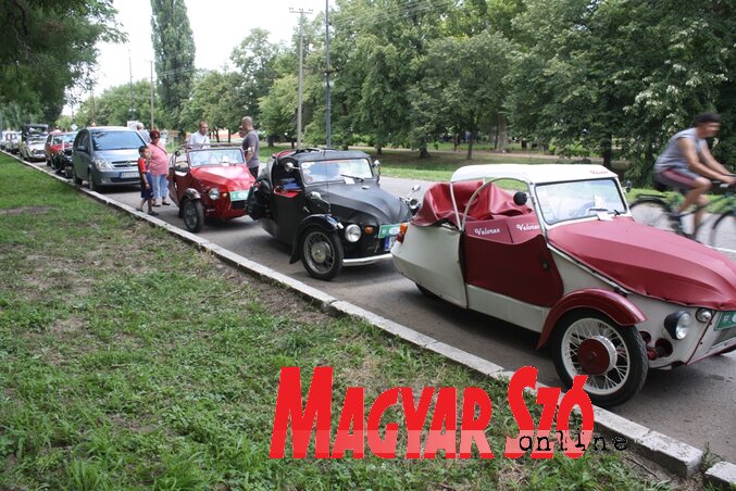 Többen is kíváncsian sétáltak Bácskossuthfalva központjában a régi autókat, motorokat megcsodálva (Kazinczy Paszterkó Diana felvétele)