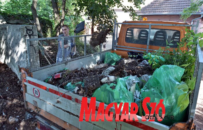Gyorsan megtelt a köztisztasági közvállalat teherautója szeméttel (Fotó: Gergely Árpád) Gyorsan megtelt a köztisztasági közvállalat teherautója szeméttel (Fotó: Gergely Árpád)