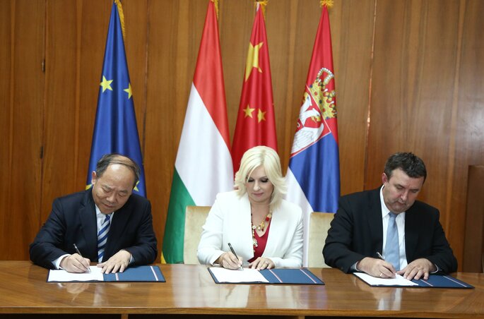 A trilaterális találkozón Ning Csi-Csö, Zorana Mihajlović és dr. Palkovics László szerződéseket is aláírt (Fotó: Beta)
