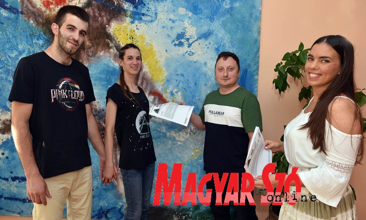 Lapunk két munkatársa, Modri Andrea és Virág Árpád adta át a nyerteseknek a belépőket(Fotó: Ótos András)