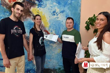 Lapunk két munkatársa, Modri Andrea és Virág Árpád adta át a nyerteseknek a belépőket(Fotó: Ótos András)
