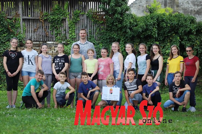 A Mákvirág tánccsoport és Szakács Tamás (Fotó: Lakatos János)