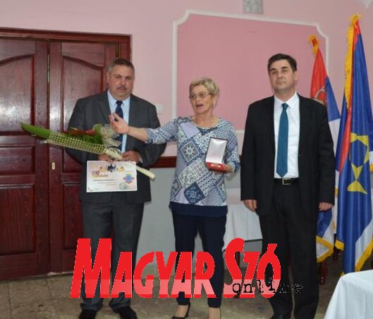 Nagy Juhász Klára, a bácskossuthfalvi Nyugdíjas Egyesület elnök asszonya átveszi a falu tanácsának a 70. jubileum alkalmából megítélt elismerését (Kazinczy Paszterkó Diana felvétele) Nagy Juhász Klára, a bácskossuthfalvi Nyugdíjas Egyesület elnök asszonya átveszi a falu tanácsának a 70. jubileum alkalmából megítélt elismerését (Kazinczy Paszterkó Diana felvétele)