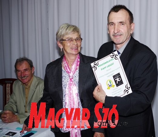 Az Akinek megcsípte haját a dér című könyv bemutatóján Papp László, a szerző, Besnyi Károly, a kötet szerkesztője, és Nagy Juhász Klára, a nyugdíjas-egyesület elnök asszonya (Kazinczy Paszterkó Diana felvétele) Az Akinek megcsípte haját a dér című könyv bemutatóján Papp László, a szerző, Besnyi Károly, a kötet szerkesztője, és Nagy Juhász Klára, a nyugdíjas-egyesület elnök asszonya (Kazinczy Paszterkó Diana felvétele)